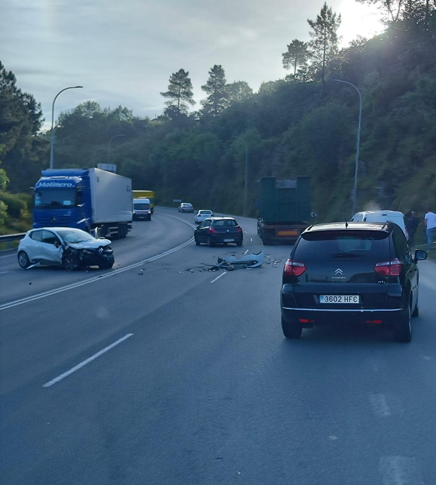 El coche cruzado en la calzada tras impactar por detrás con el camión
