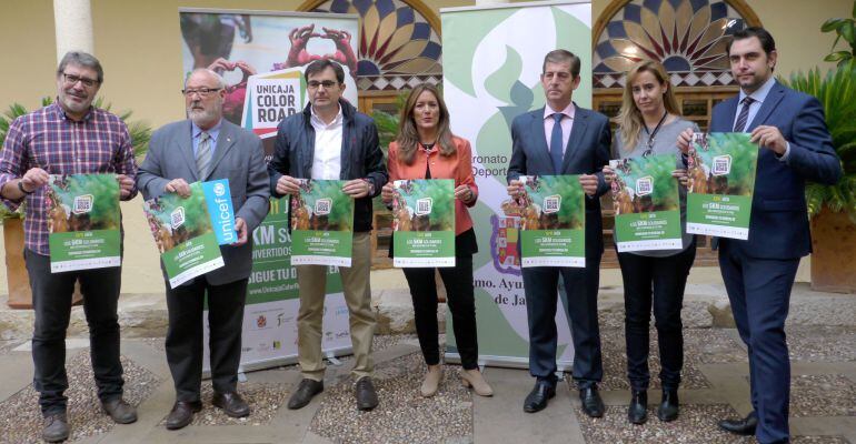 Autoridades del Ayuntamiento de Jaén, Diputación, Unicaja y Unicef con los carteles de la Unicaja Color Road.