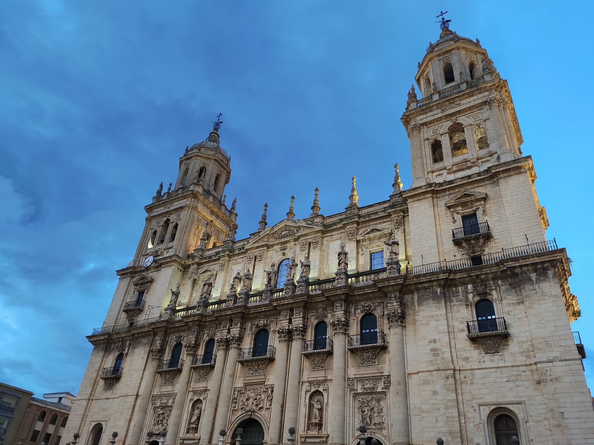 La magnífica fachada principal de la Catedral de Jaén al atardecer