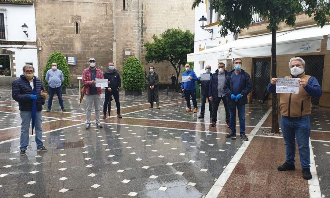 Hosteleros del centro de Jerez durante su concentración de protesta