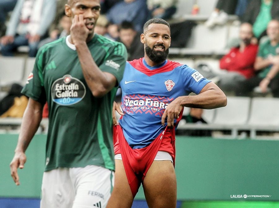 Naldo, en primer plano, en una imagen del Racing-Elche en A Malata (foto: LaLiga Hypermotion)