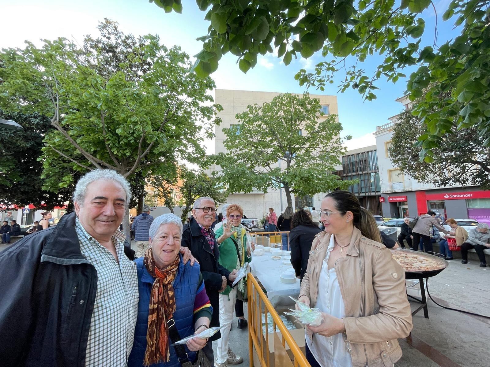 La concejal Beatriz Oliván ha repartido el Recao. Foto: Ayto de Binéfar