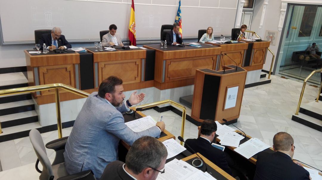 El diputado Alejandro Morant, en una intervención durante uno de los plenos de la Diputación de Alicante.