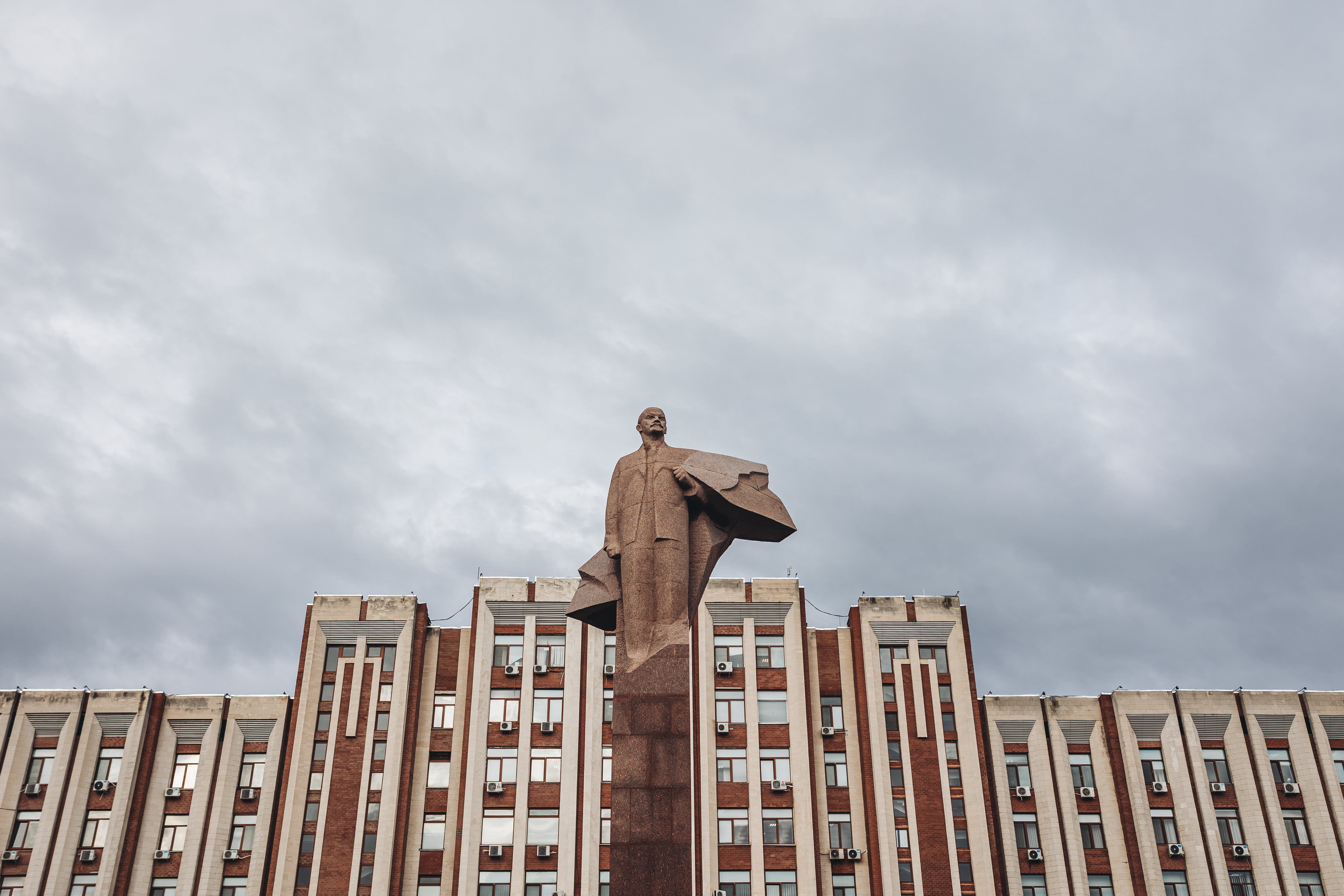 Estatua de Lenin frente al palacio presidencial de Tiraspol (Transnistria).