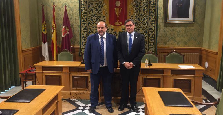 José Luis Martínez Guijarro (i) y Ángel Mariscal (d), tras la última reunión mantenida en el Ayuntamiento de Cuenca el pasado día 11 de mayo