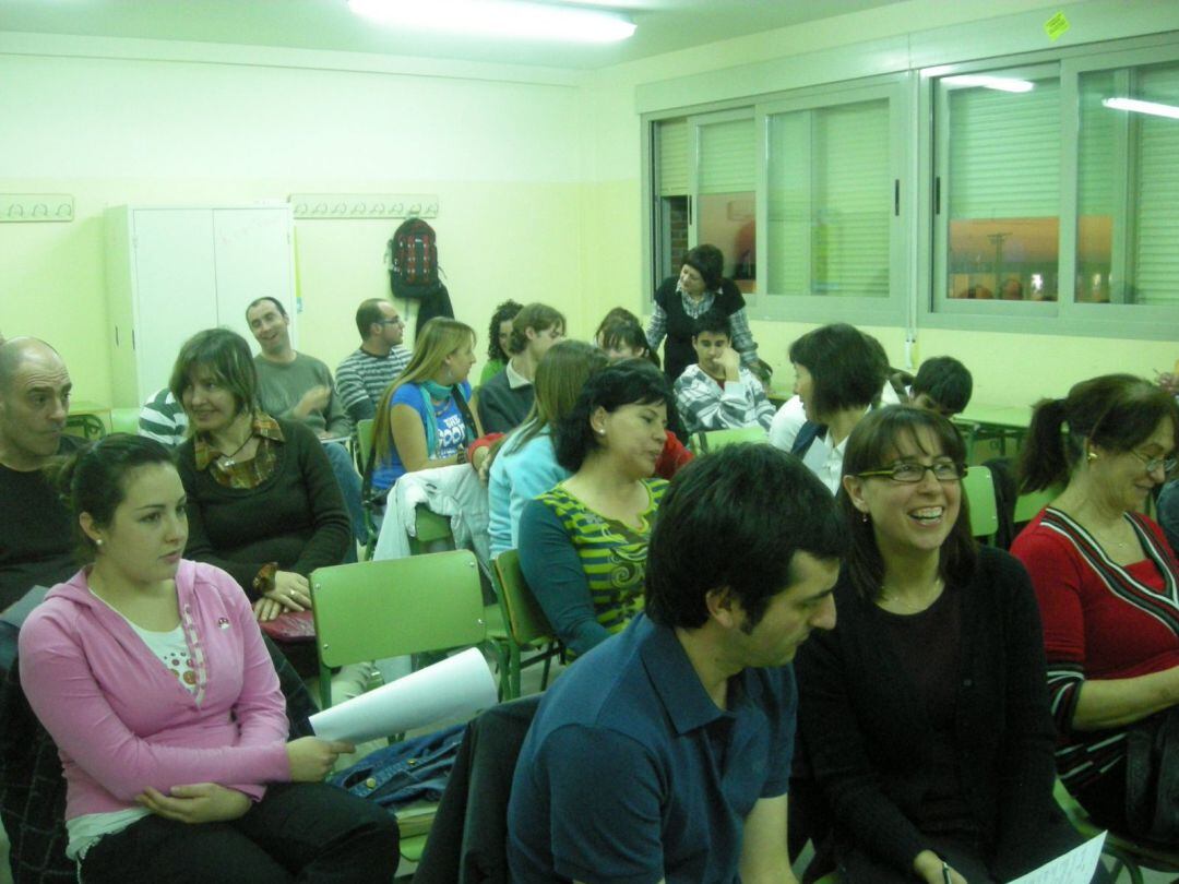 Alumnos de la sección de la Escuela Oficial de Idiomas en Cuéllar participan en una actividad grupal en cursos anteriores