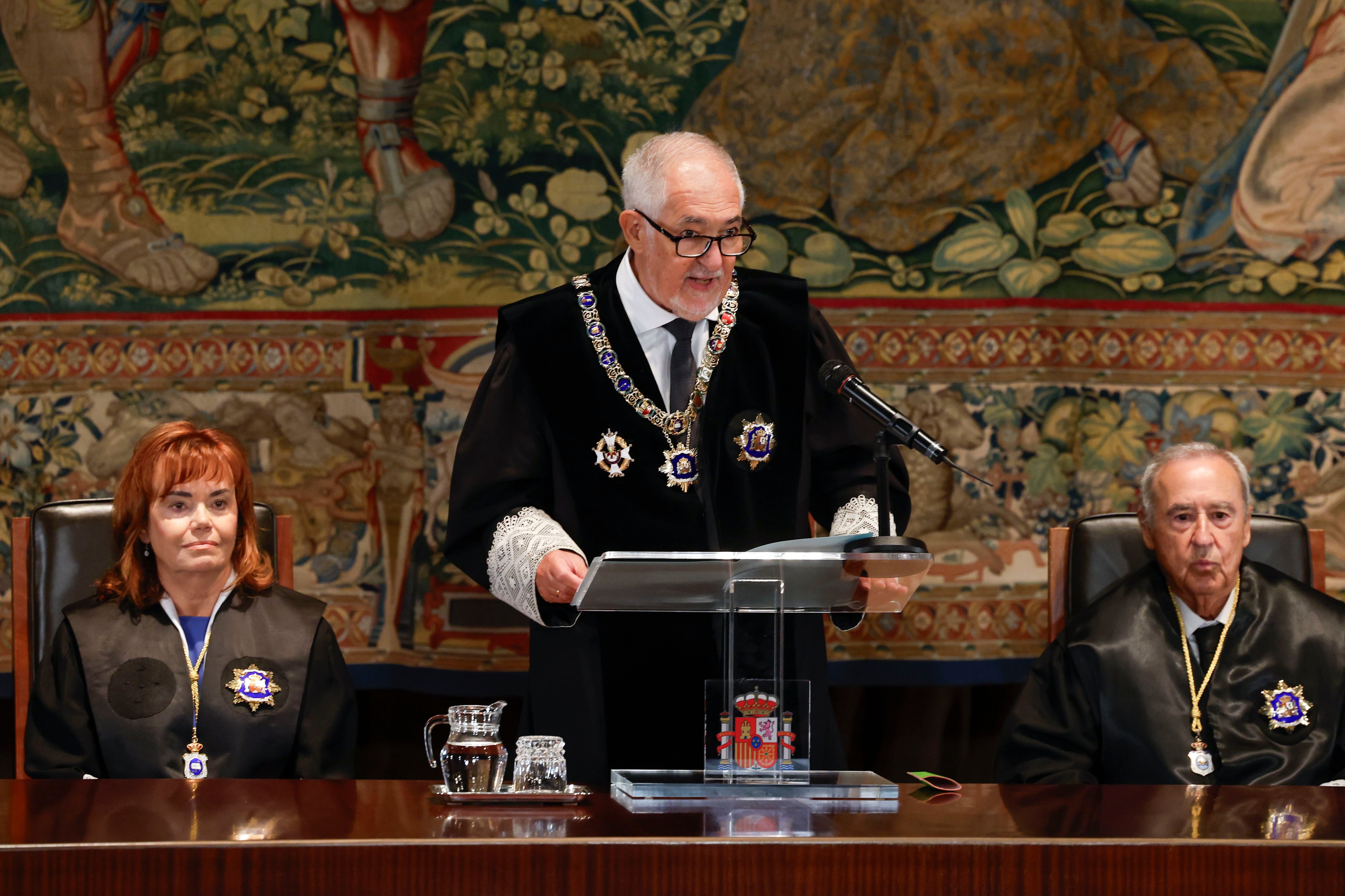 El presidente del Tribunal Constitucional, Cándido Conde-Pumpido, da un discurso mientras preside el acto de toma de posesión como magistrado del Tribunal Constitucional de José María Macías Castaño, en el Alto Tribunal, en Madrid.