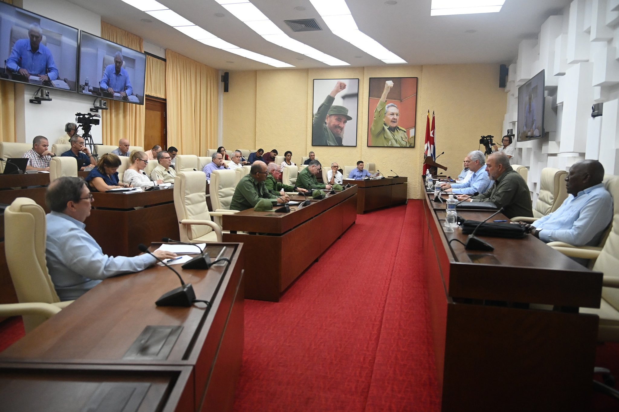 El presidente de Cuba, Miguel Díaz-Canel Bermúdez, confirmó este viernes que funcionarios de su Gobierno comenzaron recientemente las conversaciones con representantes de la administración del presidente Donald Trump.