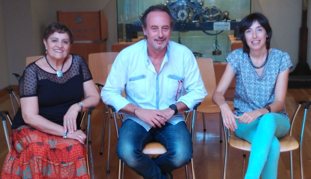Albina Prieto (concejala de Bienestar Social), Arturo Goldaracena (alcalde de Tafalla) y Aurora Beroiz (animadora socio-cultural)