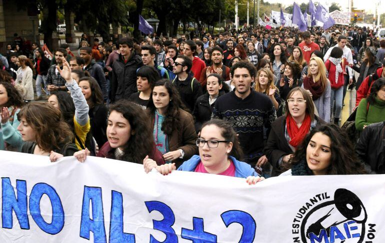 Cientos de estudiantes durante la manifestación convocada hoy en Sevilla en protesta por la reducción de los grados a tres años más dos años de máster, el denominado modelo 3, en una jornada en la que también se ha secundado una huelga. EFE/Raúl Caro