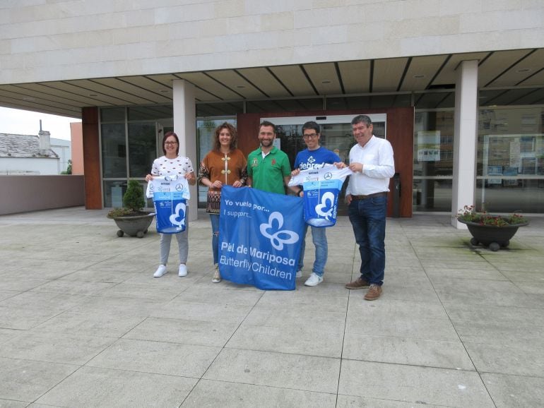 Frascisco Muñoz presenta la carrera junto al alcalde de Burela y las concelleiras de Servizos Sociais y medio Ambiente.