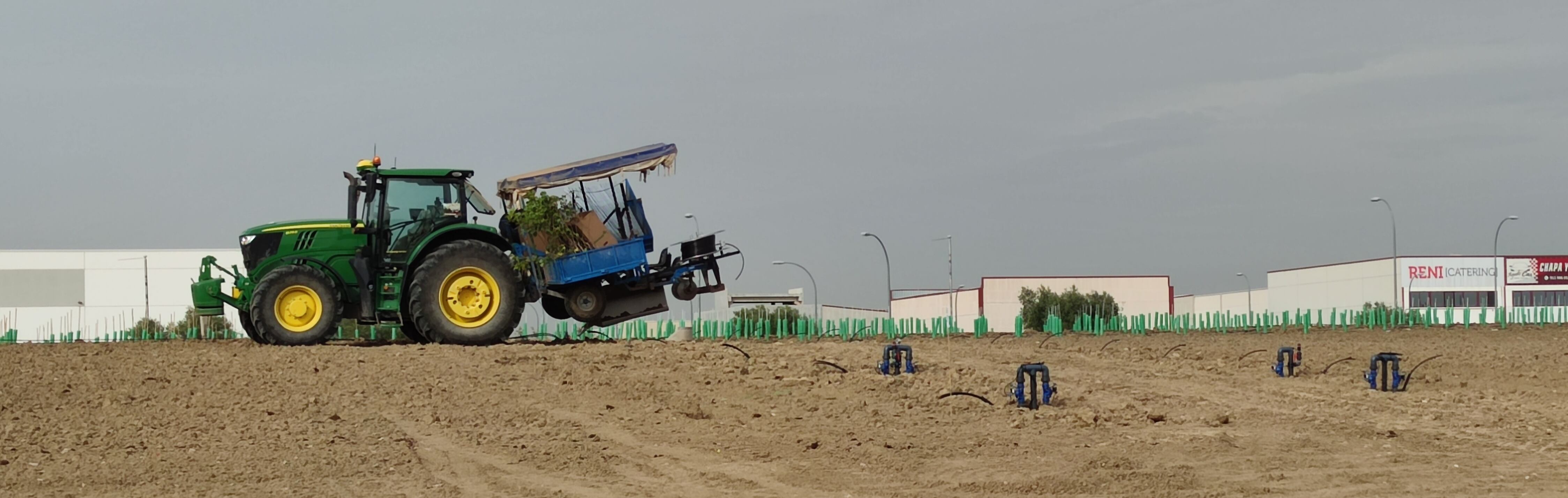 Tractor en el terreno ya plantado del recién inaugurado centro de innovación de John Deere en Parla.