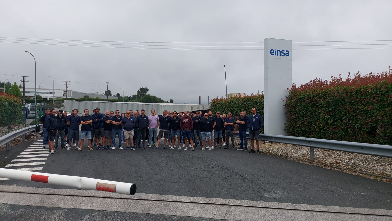 La plantilla no acude a trabajar por decisión de la empresa, que aplica un permiso retribuido (foto: CIG)