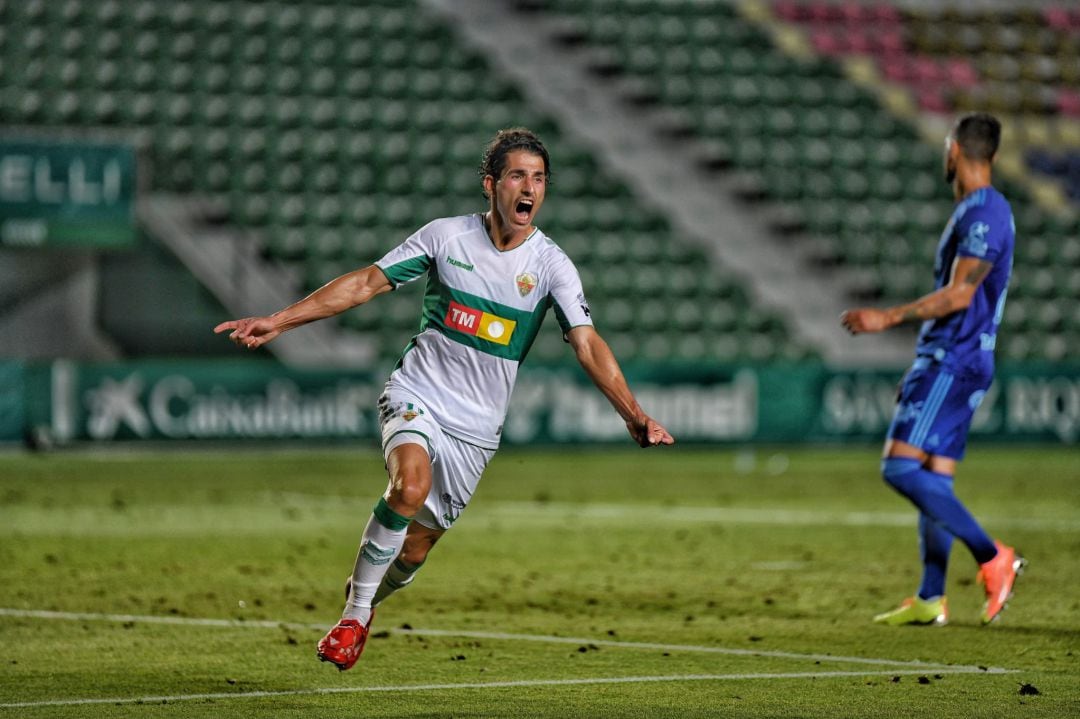 Pere Milla celebra el gol de la victoria del Elche ante el Oviedo