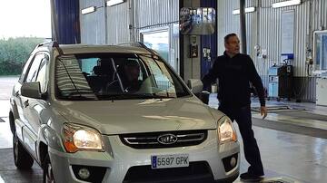 Largas colas en la estación de la ITV en Gandia