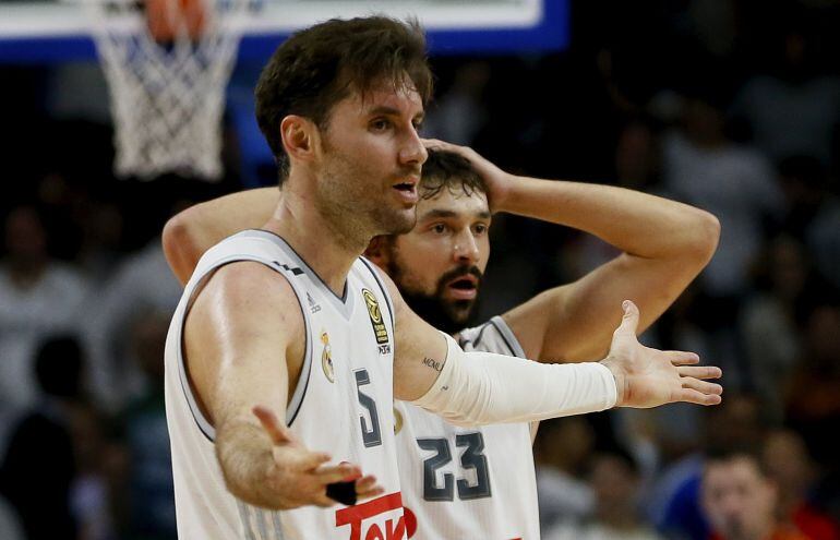 Los jugadores del Real Madrid Rudy Fernández y Sergio Llull, en los minutos finales del partido de Euroliga que Real Madrid