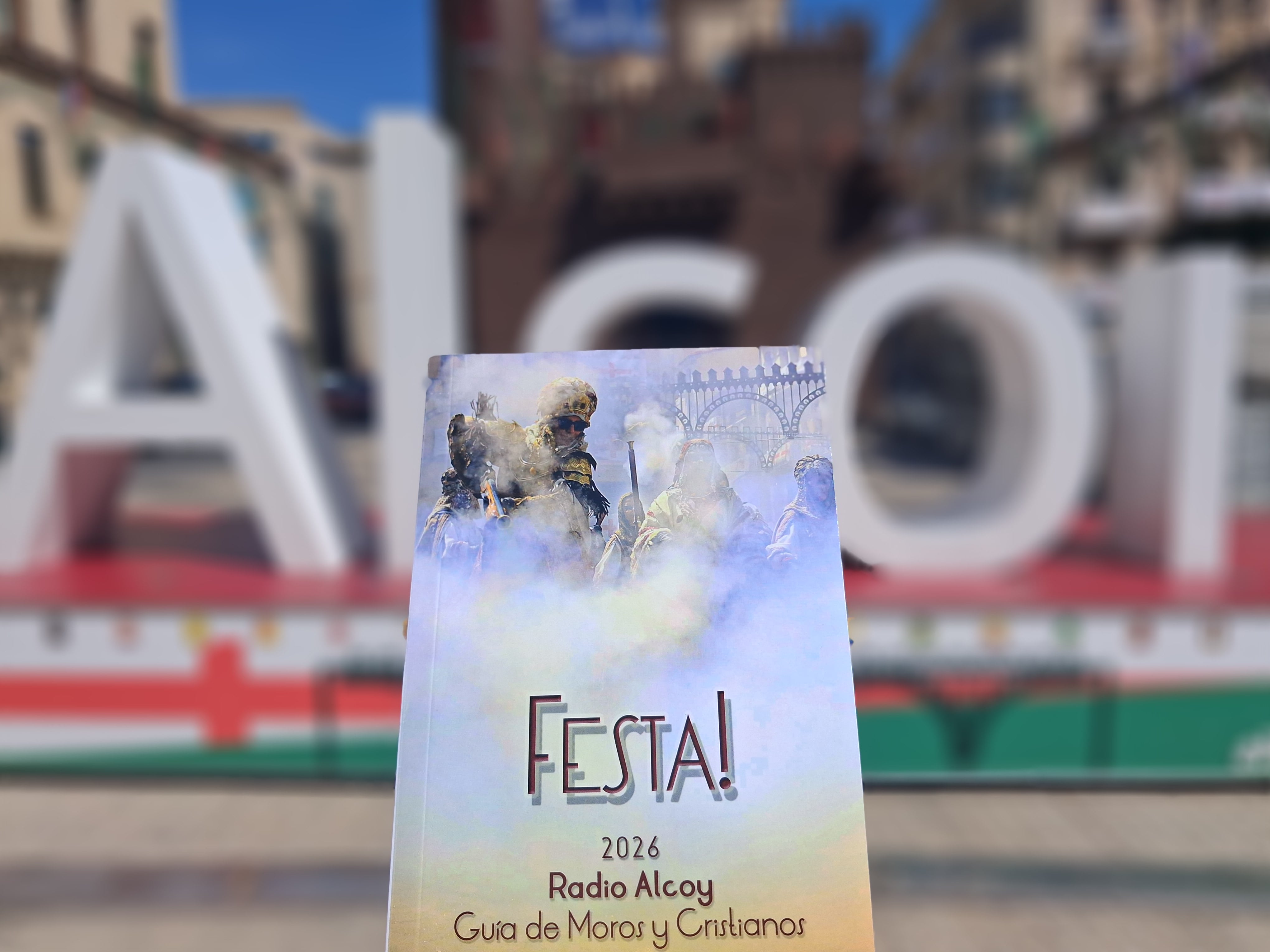 La portada de Festa! 2026, la guía de Moros y Cristianos de Radio Alcoy, realizada por la fotógrafa Juani Ruz.