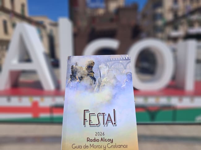 La portada de Festa! 2026, la guía de Moros y Cristianos de Radio Alcoy, realizada por la fotógrafa Juani Ruz.
