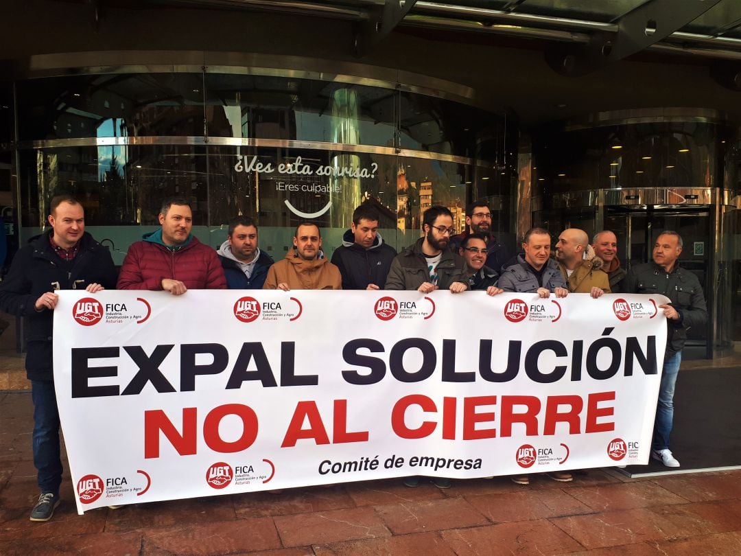 Trabajadores de Expal desplegaron una pancarta ante el hotel donde fueron citados para entregarles la documentación del ERE