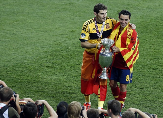 Los internacionales españoles Iker Casillas y Xavi Hernández posan con la copa después de la victoria de su selección en la final de la Eurocopa de fútbol 2012