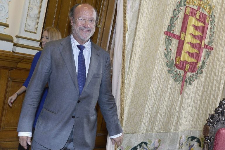 GRA182. VALLADOLID, 30/10/2014.- El alcalde de Valladolid, Javier León de la Riva (PP), a la salida de su despacho esta mañana tras conocer el auto emitido por la Audiencia Provincial de Valladolid, que no ha apreciado &quot;indicios suficientes de responsabilidad delictiva&quot; en el alcalde de esta capital por la manipulación del PGOU tras la tramitación legal de su modificación en 2003. EFE/NACHO GALLEGO