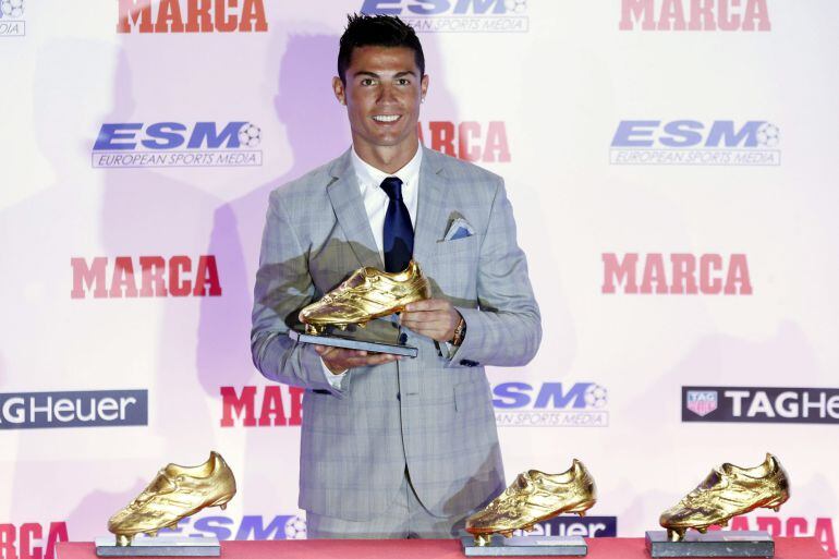 Cristiano sostiene su última Bota de Oro conseguida