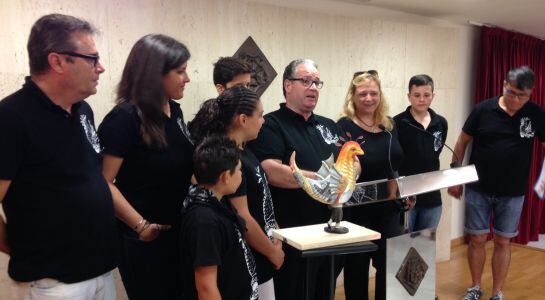 Els membres de l'Estol del Basilisc amb la reproducció del Basilisc Petit.