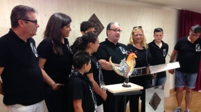 Els membres de l'Estol del Basilisc amb la reproducció del Basilisc Petit.