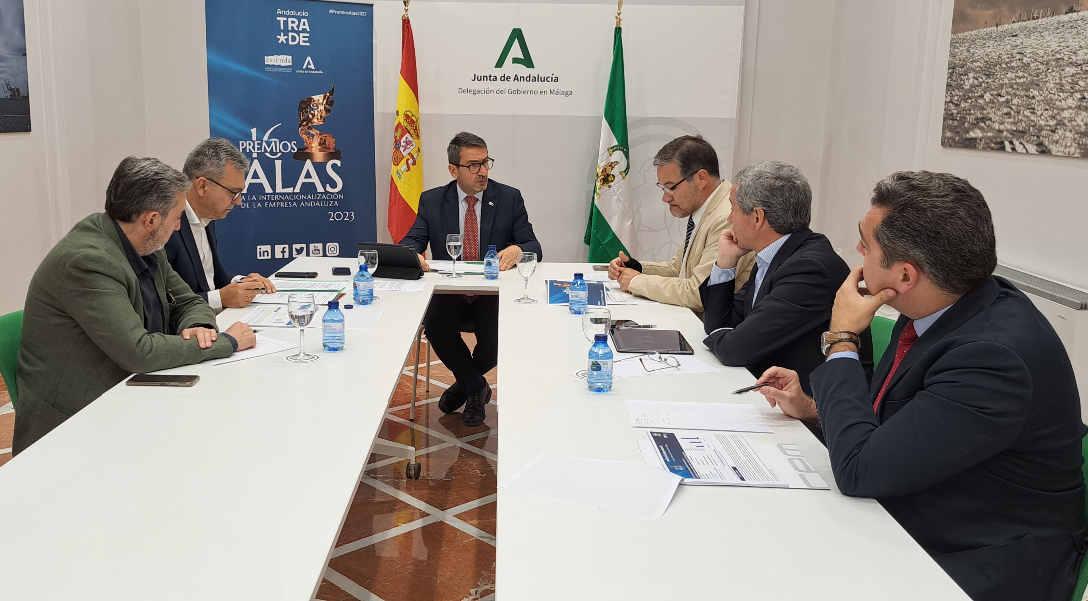 El presidente de la Cámara de Comercio de Málaga, Sergio Cuberos; el responsable de Relaciones Institucionales de la Confederación de Empresarios de Málaga, Javier Bao; el presidente de la empresa Aertec Solutions, Antonio Gómez-Guillamón; y el director de La Opinión de Málaga, José Ramón Mendaza, forman parte del jurado provincial de los 16 Premios Alas en Málaga