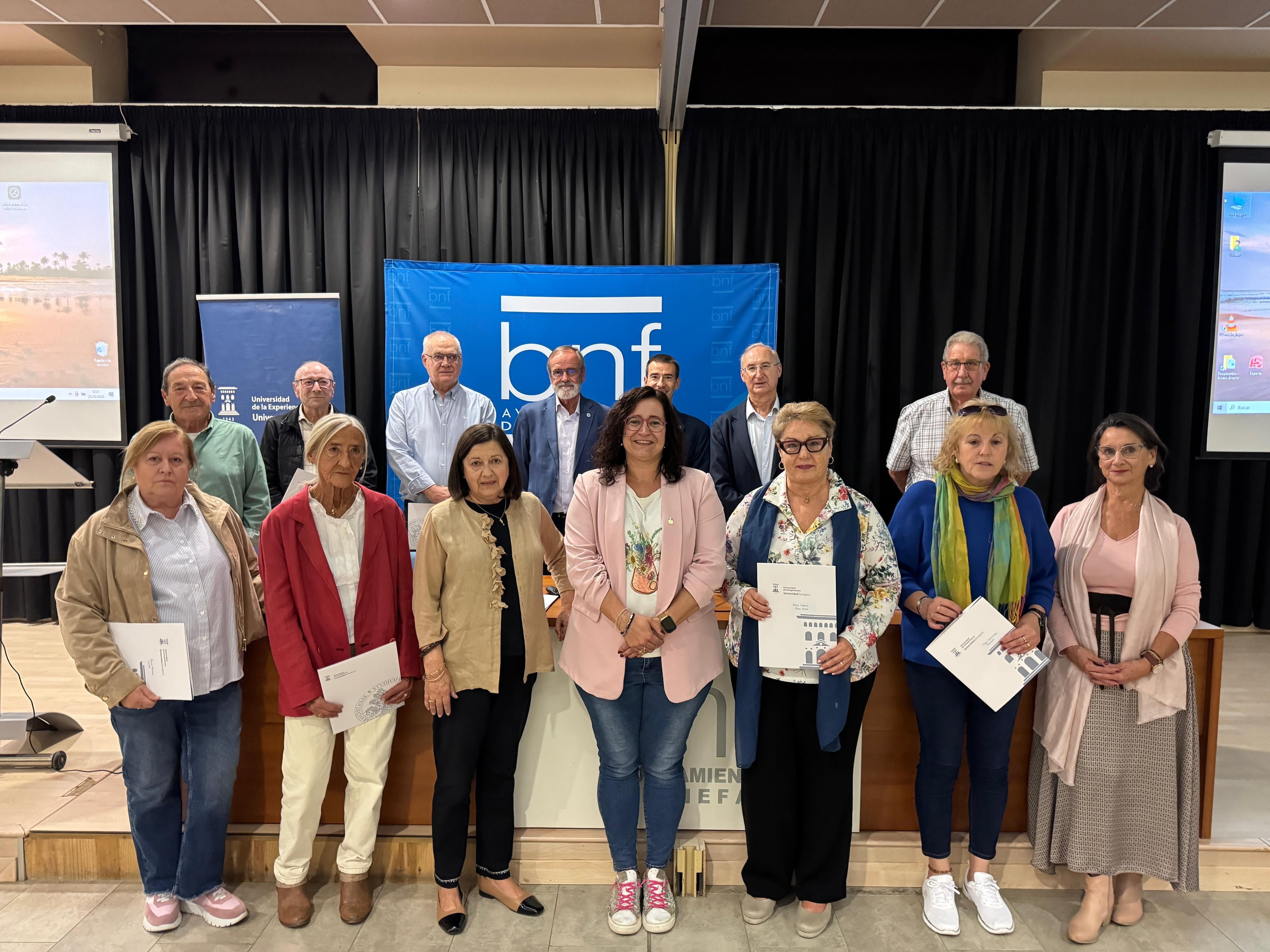 Alumnos que recibieron diplomas con las autoridades y miembros de la Universidad de la Experiencia