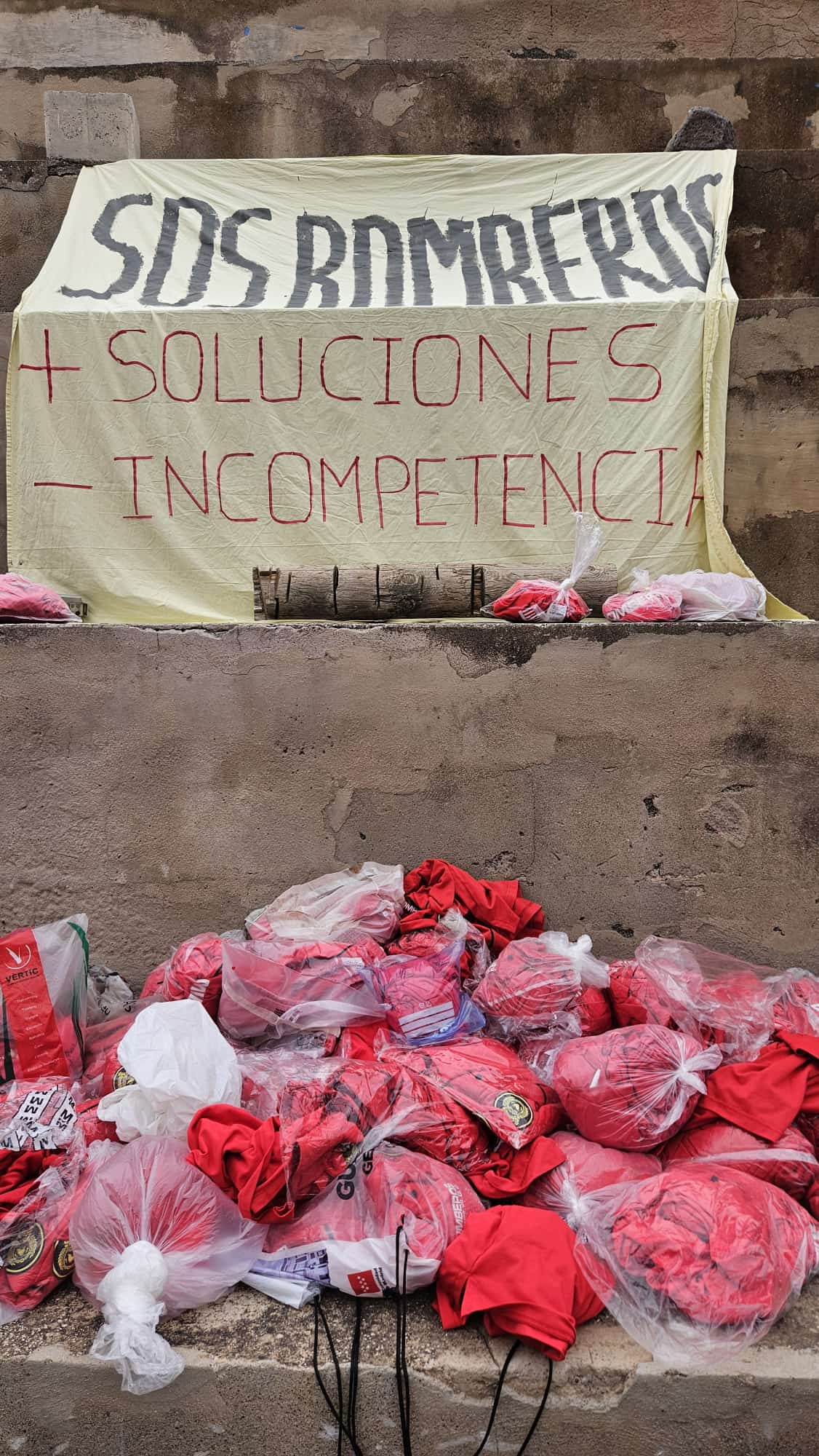 Los bomberos entregan los uniformes rojos que les impusieron desde la Jefatura. Históricamente siempre han vestido de azul