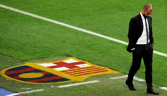 Guardiola, pensativo durante un partido en el Camp Nou