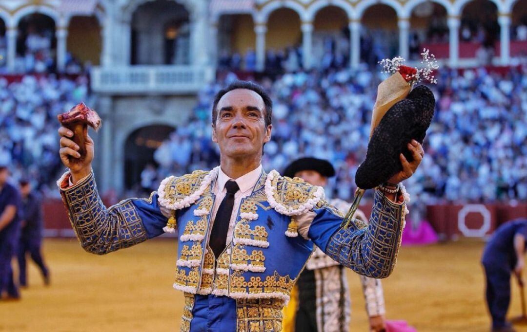 El Cid con la oreja que logró el pasado 28 de septiembre en la Maestranza, en su despedida de la afición de Sevilla