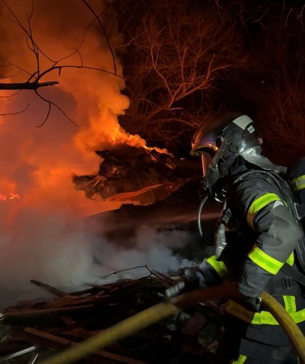 Los bomberos de la Comunidad de Madrid interviniendo en el incendio