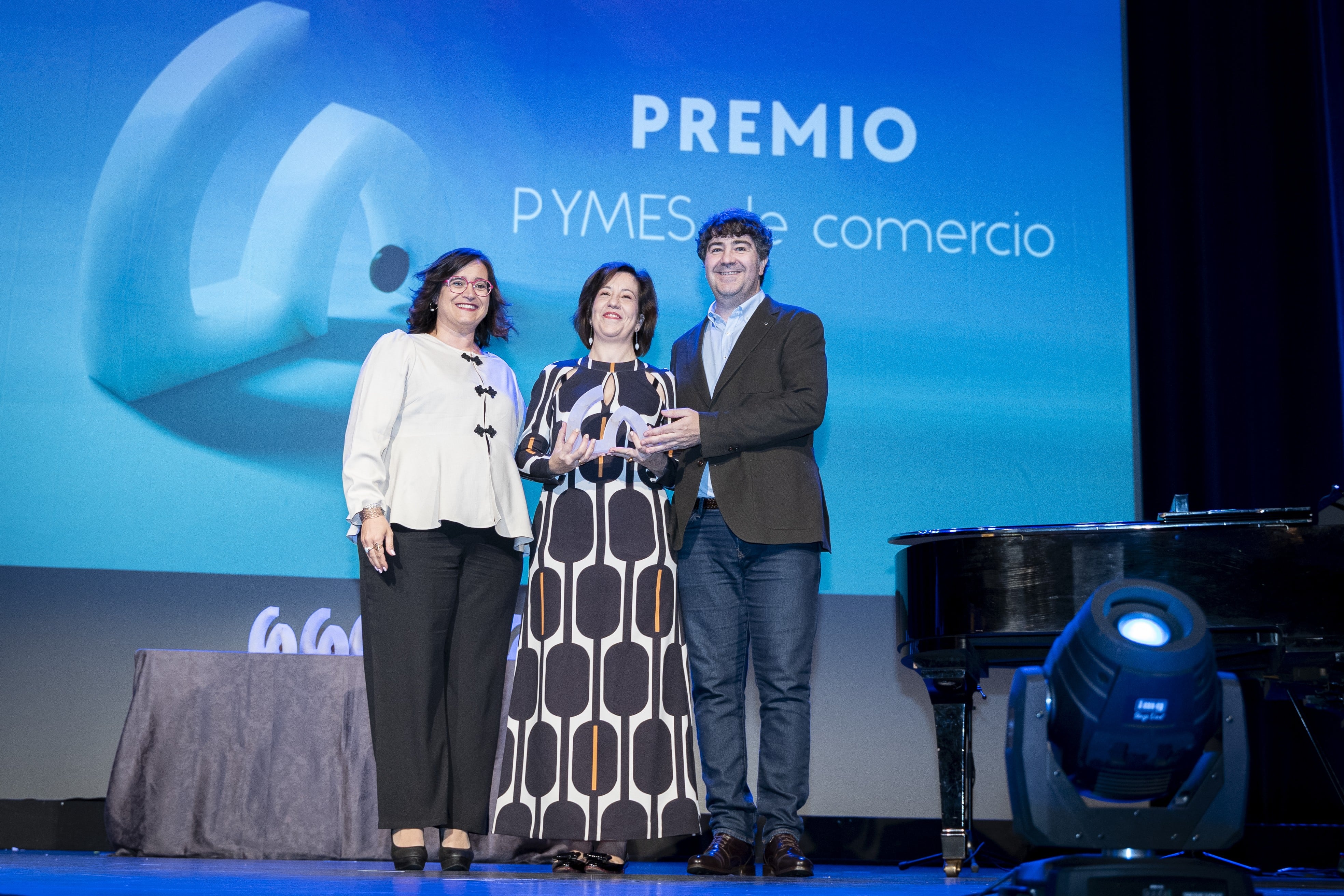 Imagen de archivo con Patricia Rivera, Arantxa García y Ramón García recogiendo el premio Pymes de comercio