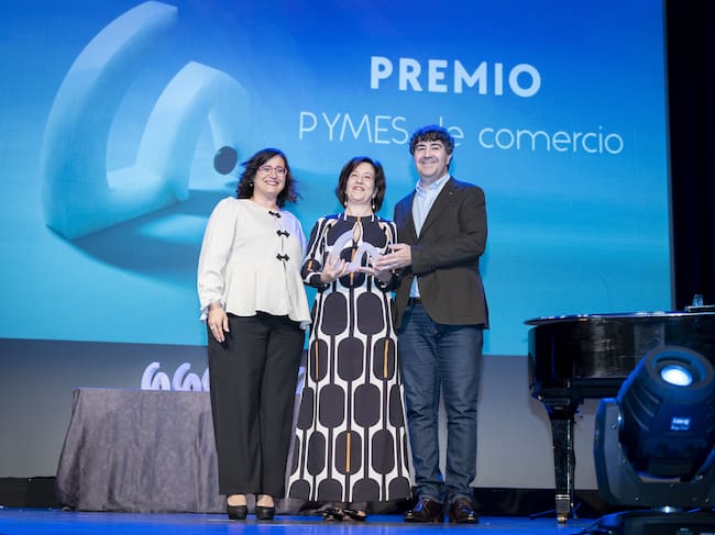 Imagen de archivo con Patricia Rivera, Arantxa García y Ramón García recogiendo el premio Pymes de comercio