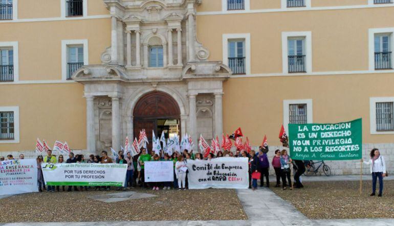 Concentración ante la sede de la Consejería de Educación