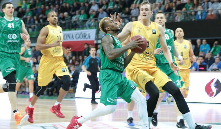 Laboral Kutxa visita al equipo de Aito García Reneses.