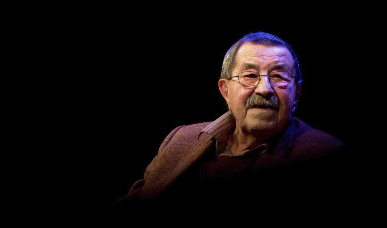 HAM501 HAMBURGO (ALEMANIA) 13/04/2015.- Fotografía de archivo tomada el 20 de noviembre de 2014 que muestra al Nobel de Literatura alemán Günter Grass durante la inauguración de su exposición &quot;Hundejahre&quot; (Lit.: Años de perro) en Múnich, Alemania. El célebre escritor Günter Grass ha muerto a los 87 años de edad, según confirmó la editorial Steidl hoy, lunes 13 de abril. EFE/SVEN HOPPE