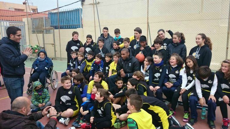 Jayson Granger con los niños y niñas del CB Ciudad de Melilla