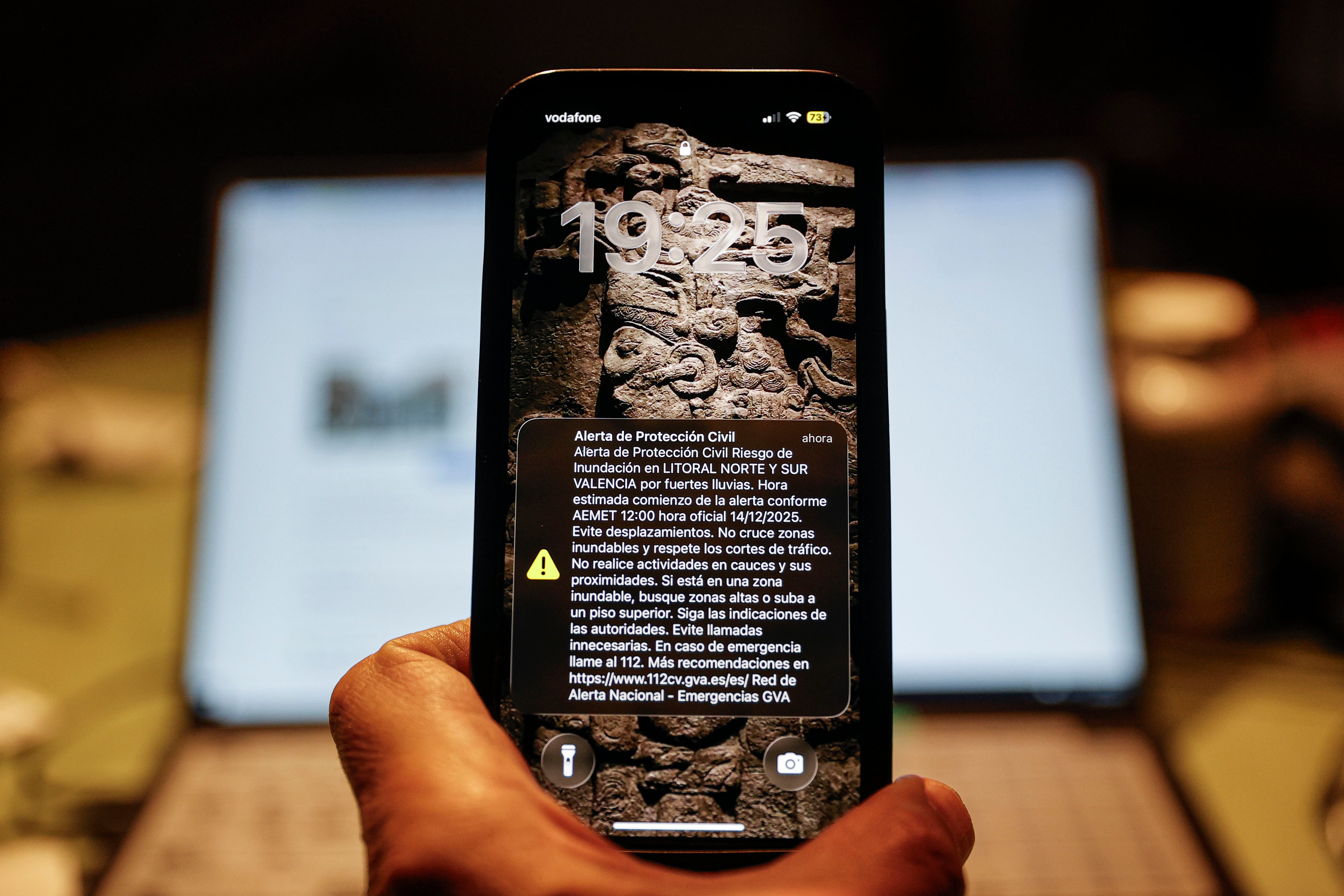 GRAFCVA1222. VALÈNCIA, 13/12/2025.- Un mensaje de alerta de Protección Civil enviada a las 19:23 horas de este sábado advierte a la población de riesgo de inundación en el litoral norte y sur de Valencia por fuertes lluvias que comenzarán al mediodía de mañana domingo, y pide evitar desplazamientos y no cruzar zonas inundables.