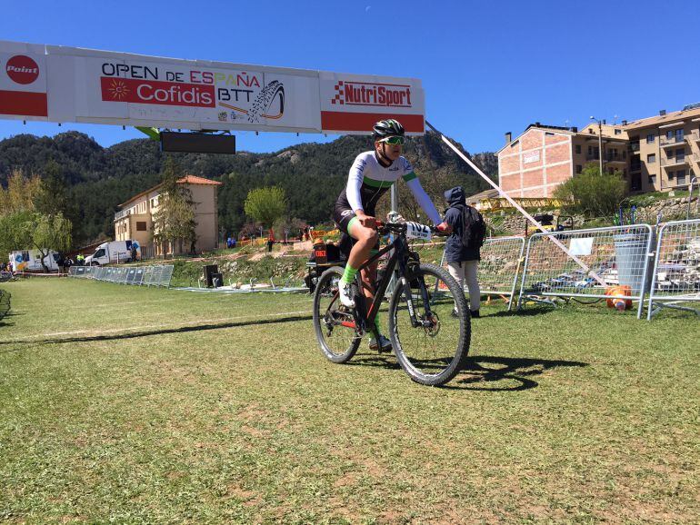  Iván Feijóo,compenente del Club Ciclista de Maceda, en la línea de meta en el último Open de España