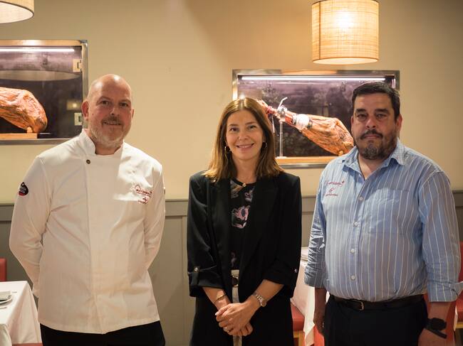 Robert James Jefferson, jefe de cocina de Quince Arrobas; Loreto Martín, directora de Marketing de Grupo Montesierra; y Chiqui Jiménez, gerente de Quince Arrobas