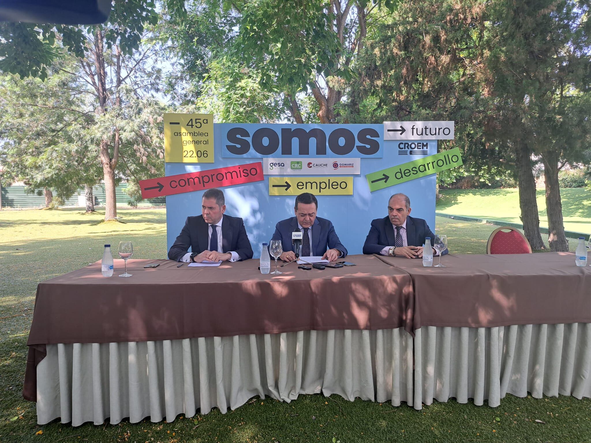 El presidente de COREM, José María Albarracin, junto a Lorenzo Amor de ATA y Gerardo Cueva de CEPYME antes del inicio de la 45 Asamblea general de CROEM