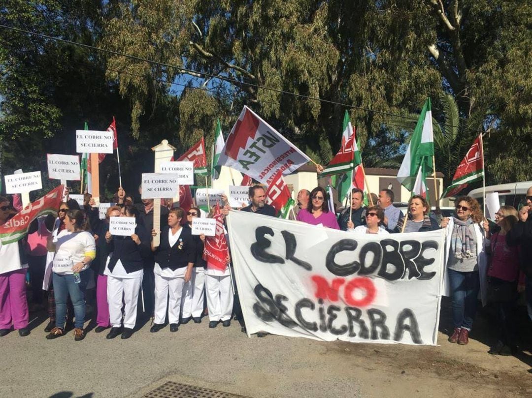 Un momento de la concentración a las puertas del centro de menores inmigrantes no acompañados de Nuestra Señora de El Cobre