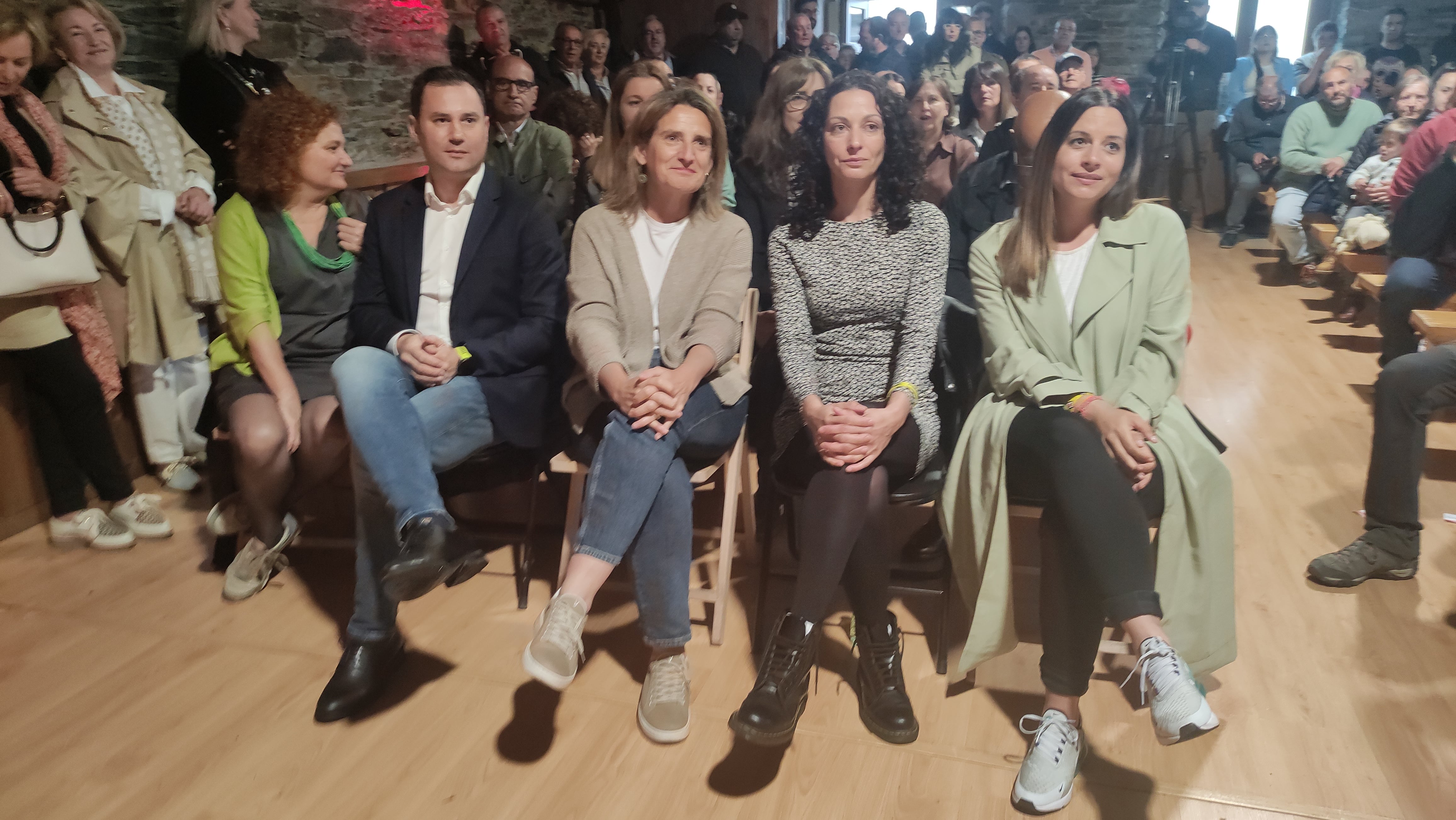 La ministra Teresa Ribera sentada junto a la candidata del PSOE en Páramo, Alicia García y el secretario provincial socialista, Javer Alfonso Cendón