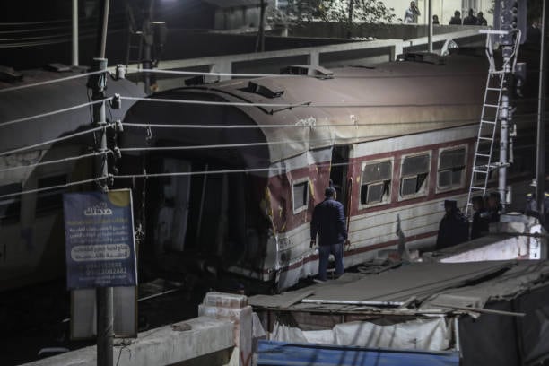 Vagones de uno de los trenes colisionados en Egipto