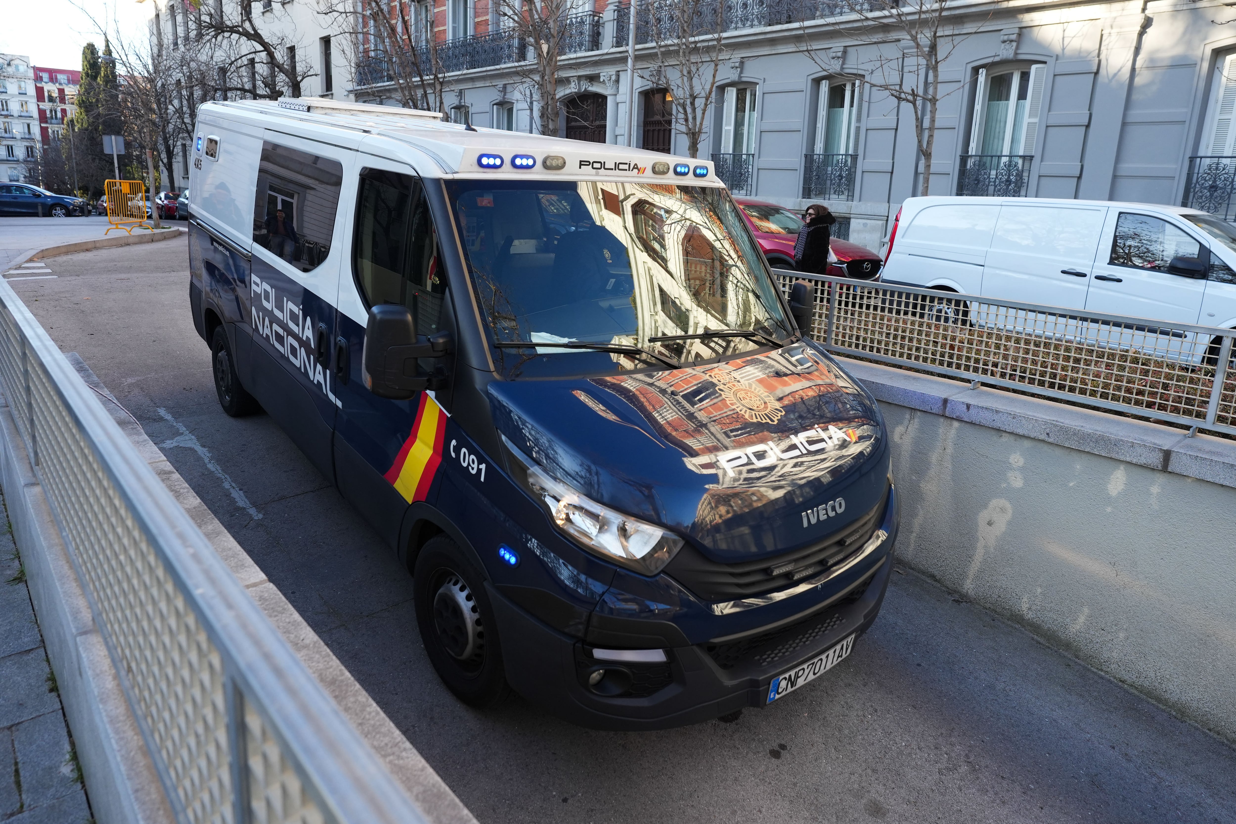 MADRID, 30/01/2023.- Un furgón policial entra en el garaje de la Audiencia Nacional este lunes en Madrid donde comparece Yassine Kanjaa, el presunto autor de los ataques a dos iglesias de Algeciras (Cádiz), en los que murió el sacristán Diego Valencia y resultaron heridas otras cuatro personas. EFE/ Borja Sánchez Trillo
