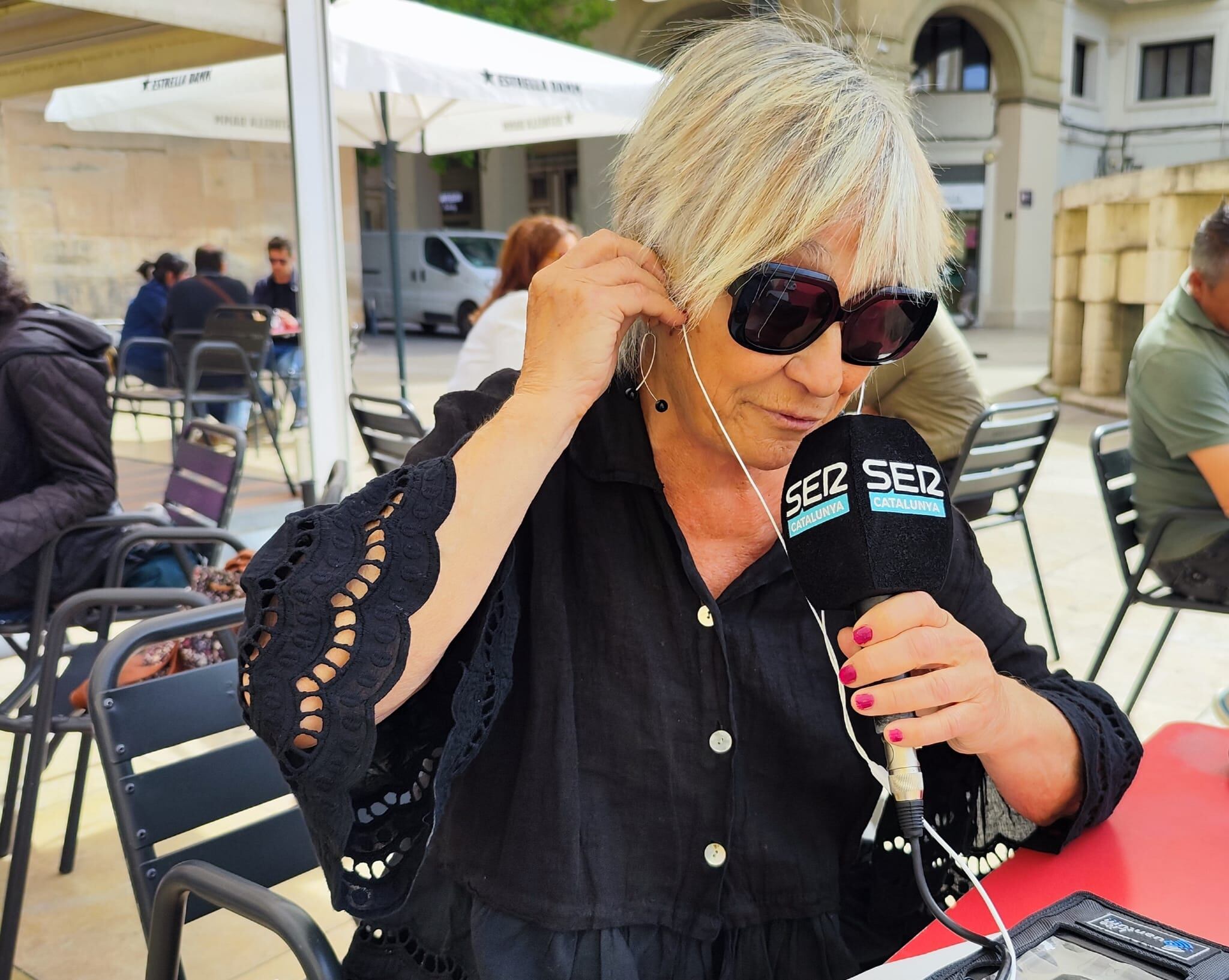 Mercè Ciutat, membre del Grup Dones Lleida, durant l'entrevista a Ràdio Lleida arran de la protesta que han protagonitzat aquest matí a la Paeria.