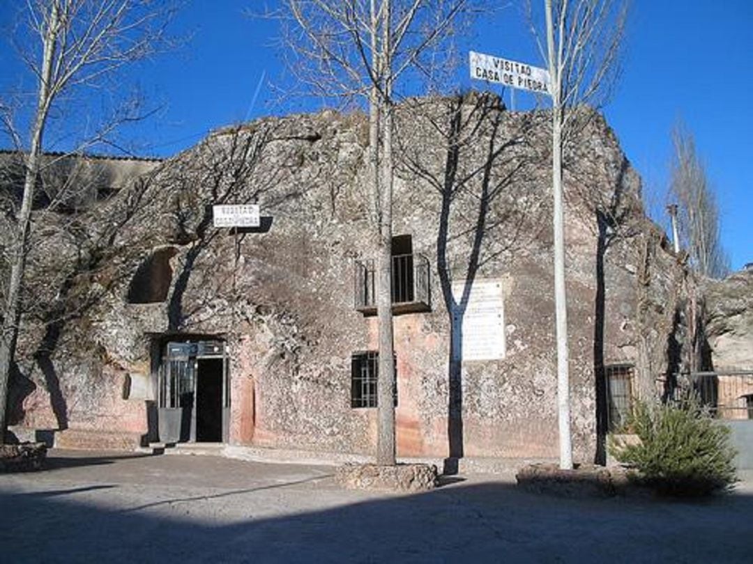 Casa de Piedra de Alcolea del Pinar, construida por Lino Bueno.